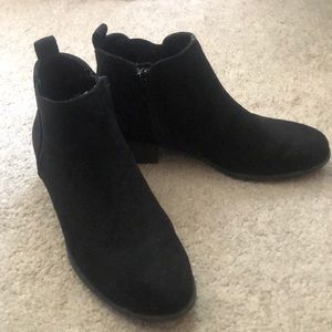 Women’s size 6med black ankle boots